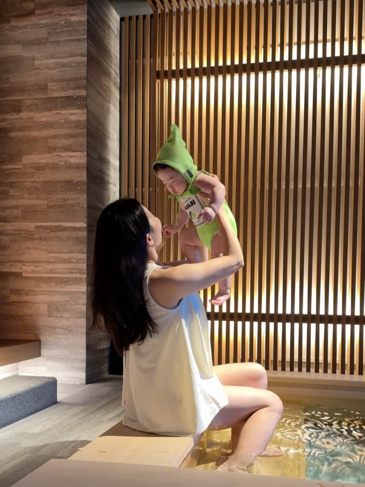 와사비 컬러 수영복